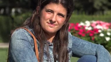 Parkta gülümseyen kadın.