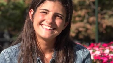 Gülümseyen kadın yaz gün