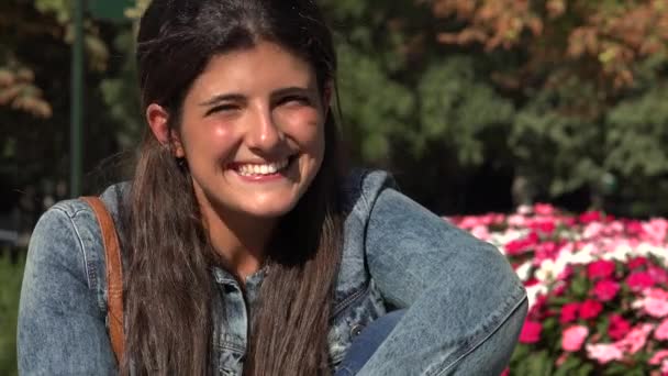 Щасливі жінки посміхаючись жінка весни в парку — стокове відео