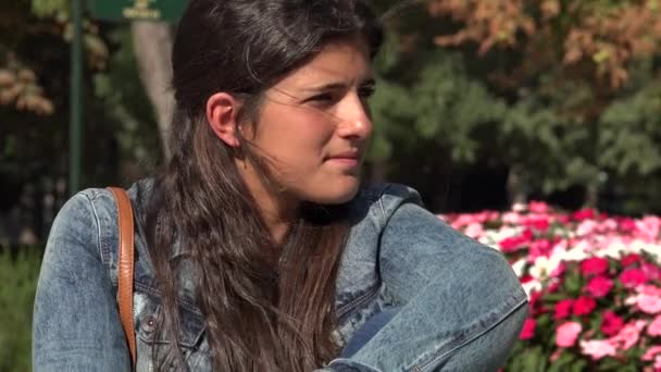 Mulher relaxante no parque ao ar livre — Vídeo de Stock