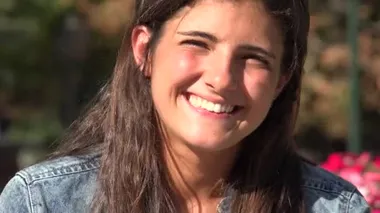 Kadın yüzü güneşli gün gülümseyerek