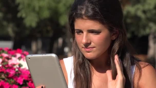 Vrouw surfen op internet op Tablet PC — Stockvideo