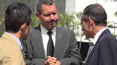 İş adamları arasında konuşma