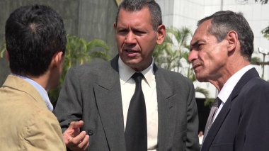 İş erkek istemciye konuşuyor