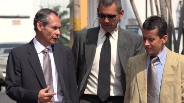 Yürüyen yaşlı İspanyol iş erkekler