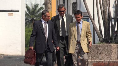 İspanyol iş erkek yürüyüş