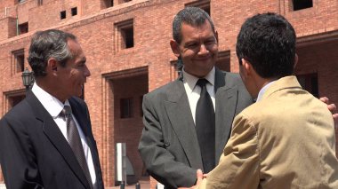 İş adamları ve el sallayarak arkadaşlar