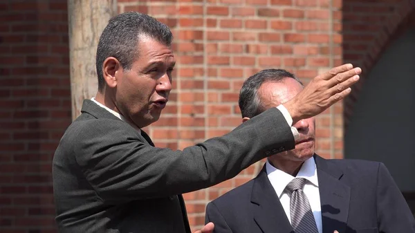 İş adamı yön veren