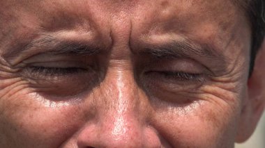 Bir İspanyol adam kapalı gözler