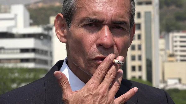 Ισπανόφωνος επιχείρηση άνθρωπος καπνίζει ένα τσιγάρο — Φωτογραφία Αρχείου