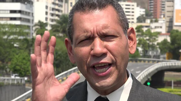 Homme d'affaires hispanique contrarié se plaignant — Photo