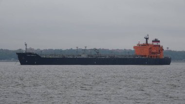 Kargo gemisi puslu günü