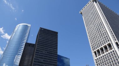 uzun bir ofis binaları