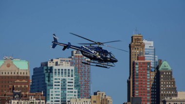 Helikopter ve kentsel binalar