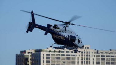 Uçan helikopter ve Binalar
