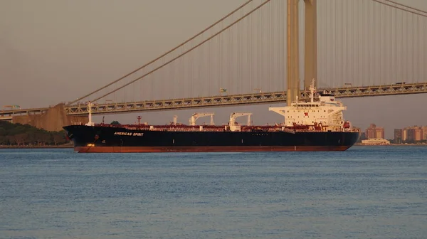 Shipping Freighter Suspension Bridge — Stock Photo, Image