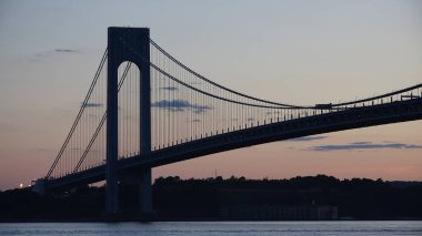 Asma köprü üzerinde nehir gece