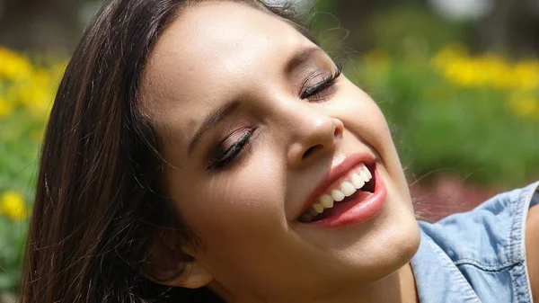Feliz sorridente fêmea adolescente — Fotografia de Stock