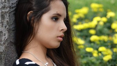 Üzgün ya da karışık kız