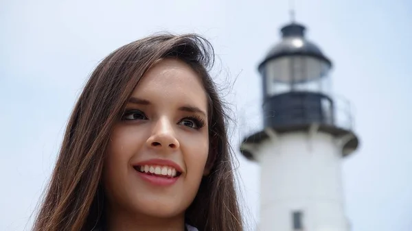 Turistické Teen dívka v Lighthouse — Stock fotografie