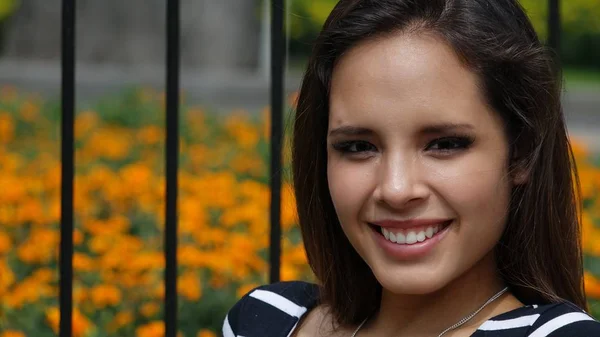 Menina feliz no parque — Fotografia de Stock