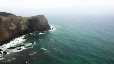 Cliffs At sisli gün okyanus