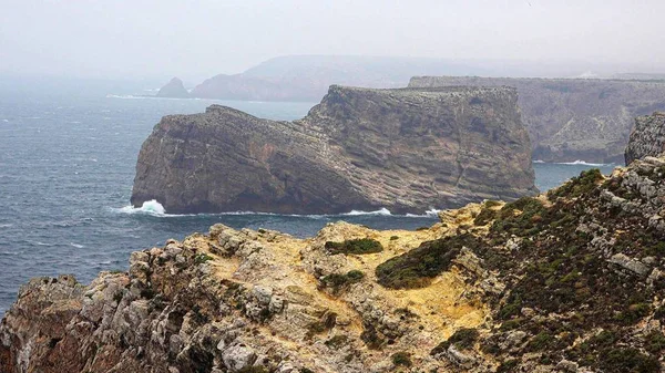 沿海峭壁上大雾天 — 图库照片