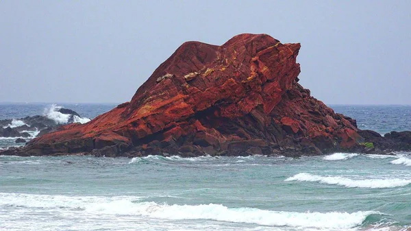 在海洋海滩岩形成 — 图库照片
