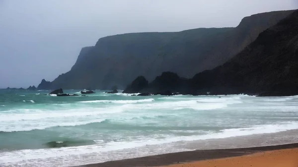Океанский пляж и скалы — стоковое фото