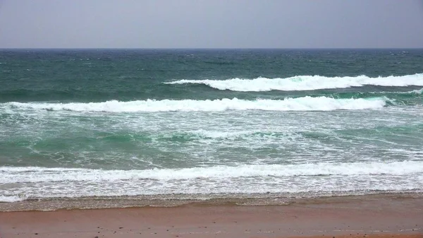 Oceaan golven op de kust Beach — Stockfoto