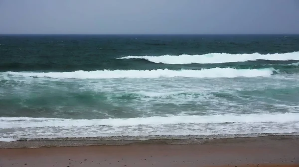 Fale oceanu na nadmorskiej plaży — Zdjęcie stockowe