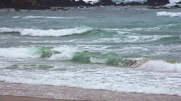 Onde oceaniche vicino alla costa — Foto Stock