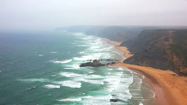 Playas Clifs y niebla a lo largo de la costa del océano — Foto de Stock