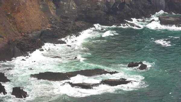 海浪在岩石和峭壁 — 图库照片