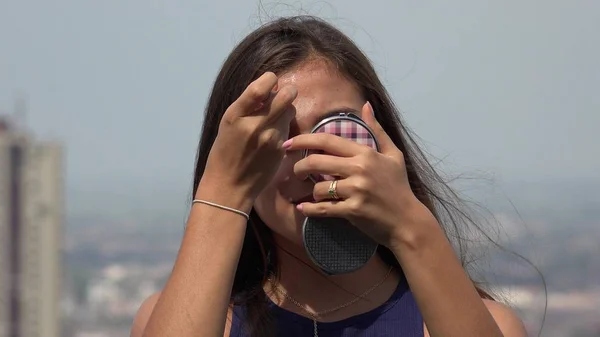 Chica Adolescente Aplicando Maquillaje —  Fotos de Stock