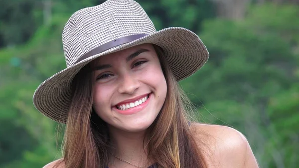 Sonriente Adolescente Chica Usando Sombrero — Foto de Stock
