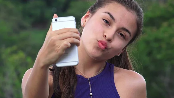 Adolescente Menina Tomando Selfies — Fotografia de Stock