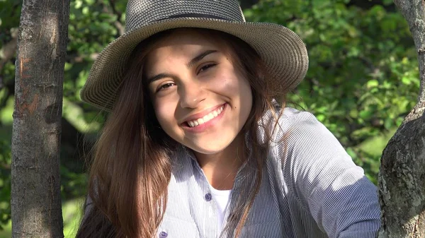 Sorrindo Adolescente Menina Parque — Fotografia de Stock