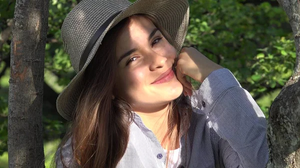 Menina Adolescente Sorrindo Parque — Fotografia de Stock