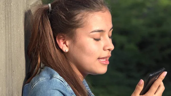 Enojado Adolescente Chica Hablando Teléfono Celular — Foto de Stock