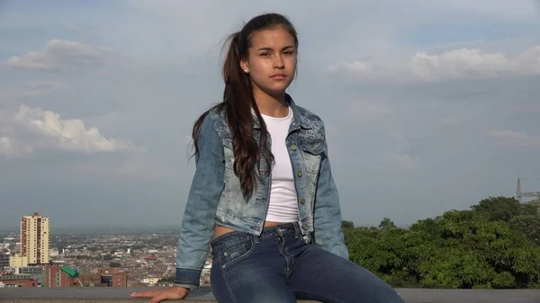 Grave Sem Emoção Teen Menina — Fotografia de Stock