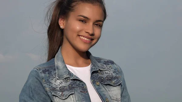 Sorrindo Adolescente Menina Isolada — Fotografia de Stock