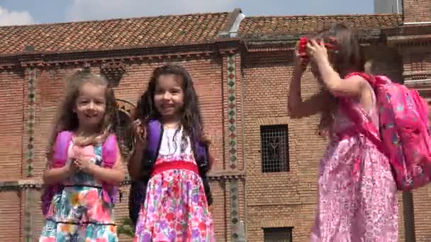 Aranyos lányok óvodáskorú gyermekek — Stock videók