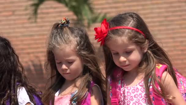 Chicas lindas o niños femeninos — Vídeos de Stock