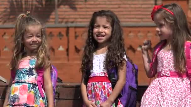 Ενθουσιασμένος κορίτσια σχολείο τα παιδιά που έχουν τη διασκέδαση — Αρχείο Βίντεο