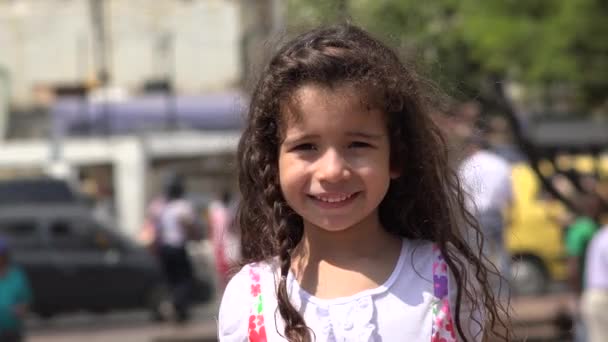 Щасливі діти або маленьких дівчаток — стокове відео