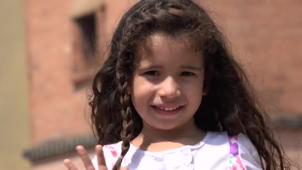 Criança acenando bonito menina — Vídeo de Stock