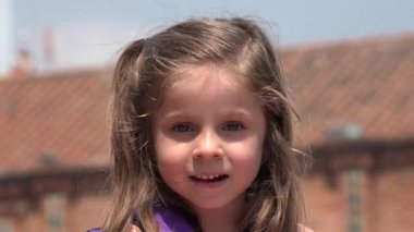 Güzel kız çocuk gülümseyen