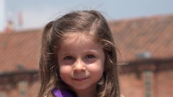Bonito crianças feliz menina — Vídeo de Stock