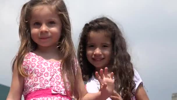 Τα παιδιά που ανεμίζουν χαριτωμένα κορίτσια — Αρχείο Βίντεο